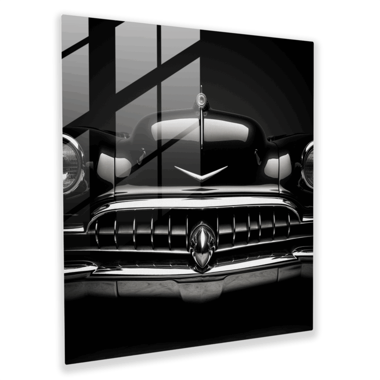 Schwarz-weißes Glasbild im minimalistischen Stil - Nahaufnahme des Vintage-Autoemblems - Elegante Wanddekoration