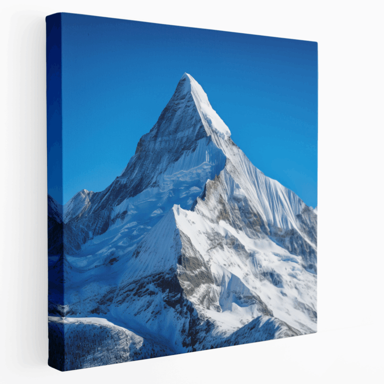 Leinwandbild Klassischer Schneegipfelberg