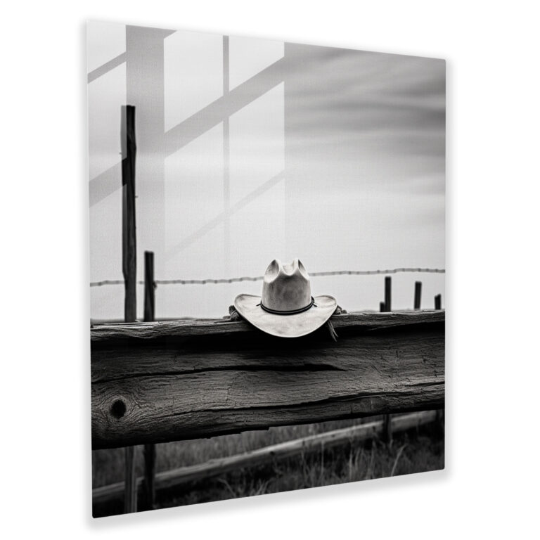 Glasbild mit dezenter Minimalismus: Cowboyhut auf verwittertem Zaun