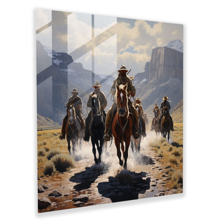 Faszinierendes Glasbild eines realistischen Ölgemäldes zeigt galoppierende Cowboys durch malerische Berglandschaft - Dekorative Glas Kunst